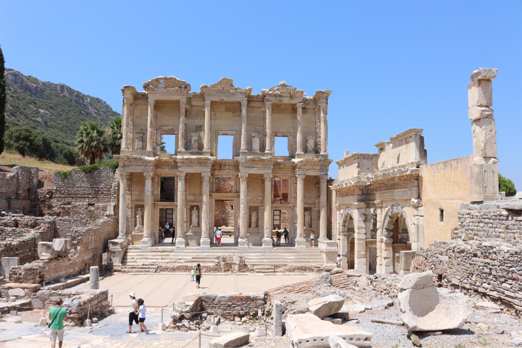Imagem de capa: A Histórica cidade de Ephesus e as vinícolas que rodeiam a última casa da virgem Maria!