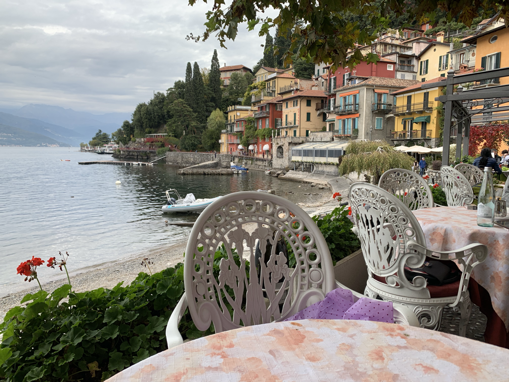 Imagem de capa: Visitamos os dois lagos mais famosos da Itália, Lago di Como e Lago di Garda, e provamos o vinho do dia a dia dos Italianos, o popular Bardolino.