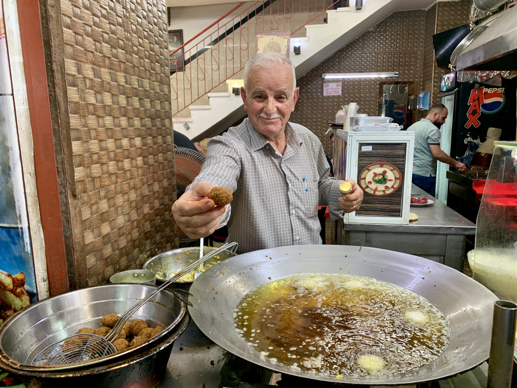 Imagem de capa: Cristianismo, Judaísmo e Islamismo, tudo junto e misturado. Confira nossa trip a terra Santa, onde vinho é considerado sangue.