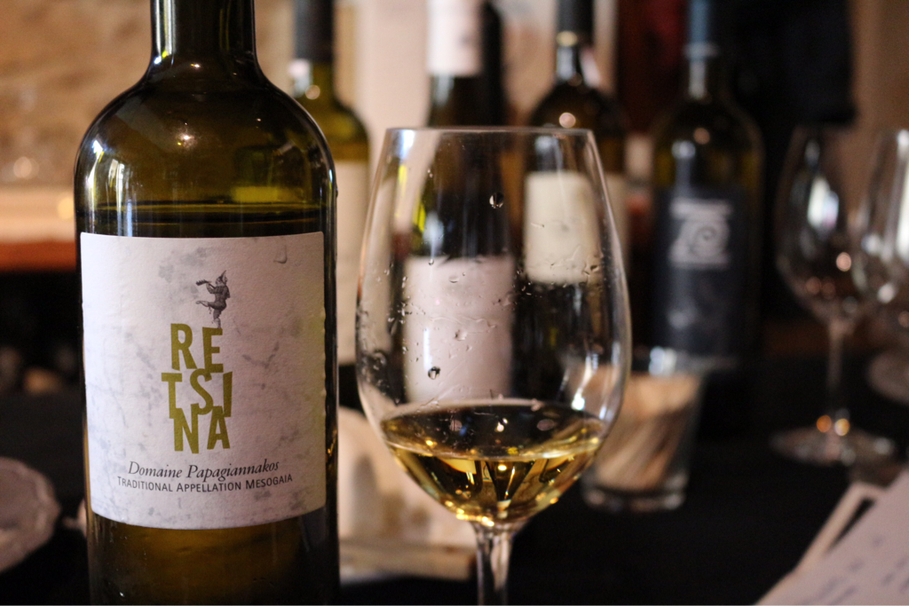 Imagem de capa: Os vinhos da Grécia! Já ouviu falar no Retsina?