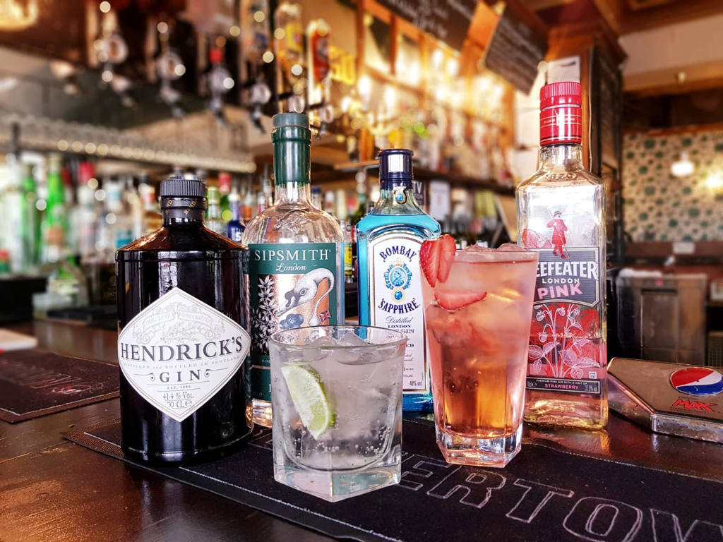 Imagem de capa: Gin, o destilado do momento! Ensinamos 3 cocktails com esta bebida a base de Zimbro.