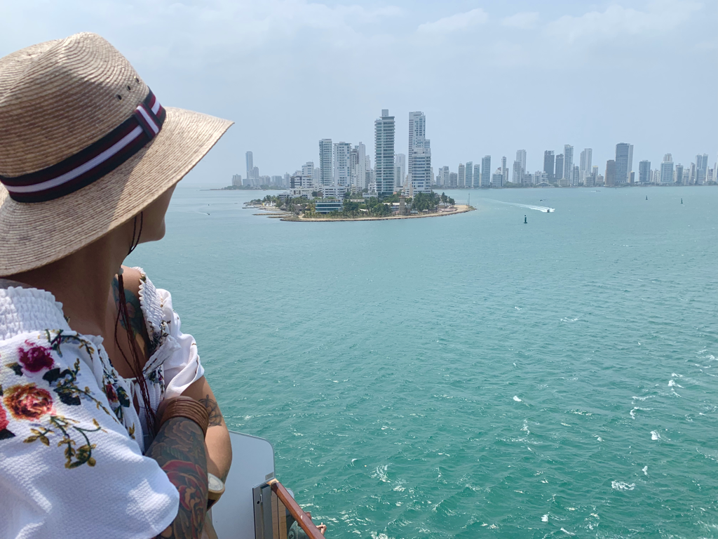 Imagem de capa: Canal do Panama, Hamburger de Avestruz, a histórica Cartagena e muito mais, a bordo do Holland America Zuiderdam.