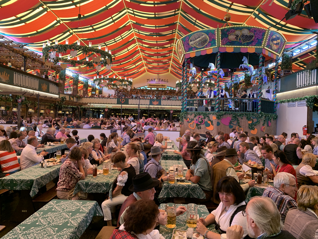 Imagem de capa: Conferimos a mundialmente famosa Oktoberfest, de Munich, na Alemanha.