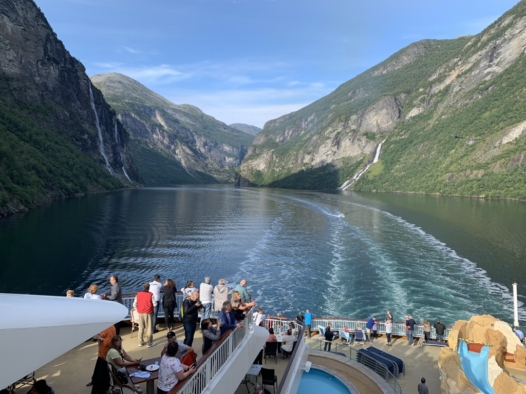 Imagem de capa: Geyser na Islândia, Fjords da Noruega e até carne de baleia, em um cruzeiro de 14 dias.